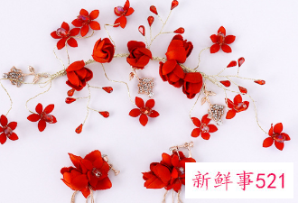 穿秀禾是拿团扇还是盖盖头