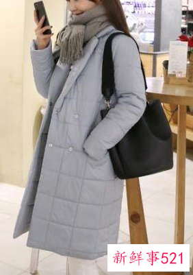 银灰色羽绒服怎么搭配围巾