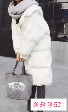 银灰色羽绒服怎么搭配围巾