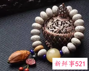 护身符女孩戴哪只手上