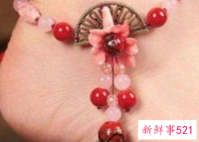女生脚上戴红绳的含义