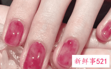 秋季做指甲什么颜色显手白