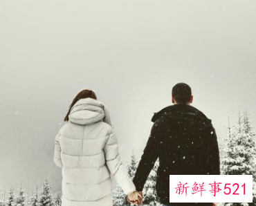 男生牵手时摩擦手指甲