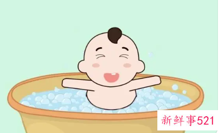 宝宝洗完澡喂母乳时间