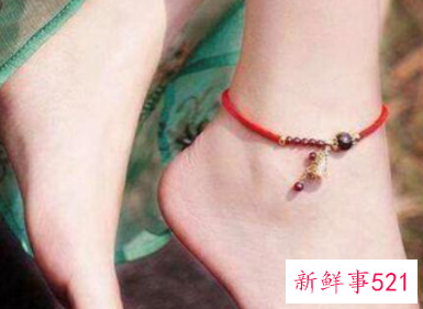 女生脚上戴红绳的含义