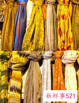 银灰色羽绒服怎么搭配围巾