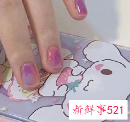 秋季做指甲什么颜色显手白