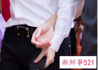 男生牵手时摩擦手指甲