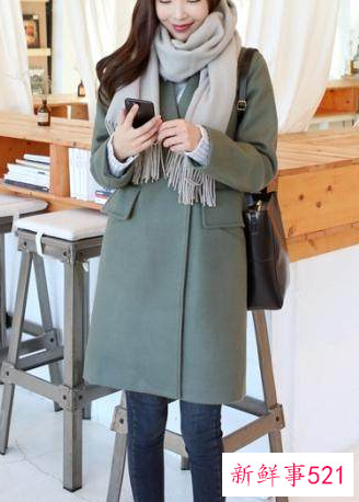 银灰色羽绒服怎么搭配围巾