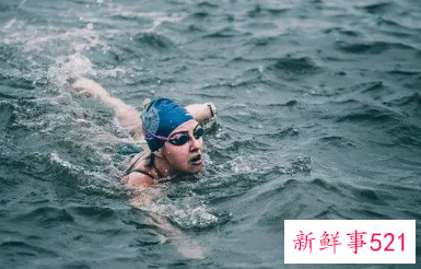 梦见在冰雪里游泳