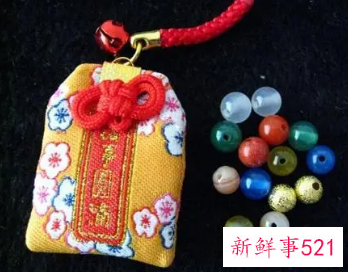 护身符女孩戴哪只手上