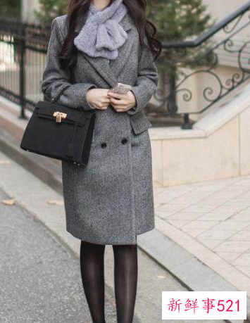 银灰色羽绒服怎么搭配围巾