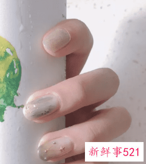 秋季做指甲什么颜色显手白