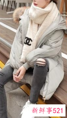 银灰色羽绒服怎么搭配围巾