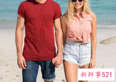 男生牵手时摩擦手指甲