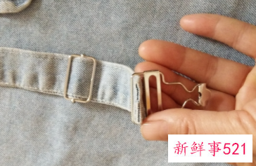 背带裙扣子怎么扣