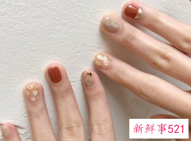 秋季做指甲什么颜色显手白