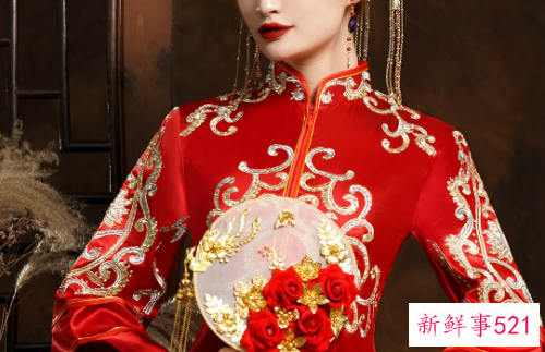 穿秀禾是拿团扇还是盖盖头