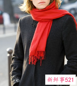 银灰色羽绒服怎么搭配围巾