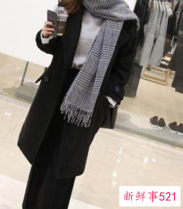 银灰色羽绒服怎么搭配围巾