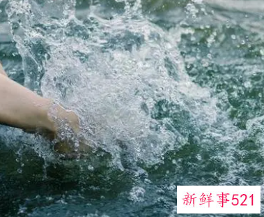 女人梦见很大的河水是什么意思