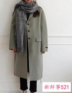 银灰色羽绒服怎么搭配围巾