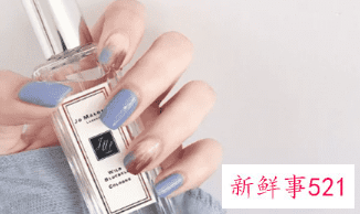 秋季做指甲什么颜色显手白