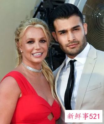 布兰妮听证会后到夏威夷，享受阳光心情好