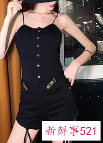 连体裤搭配什么好看