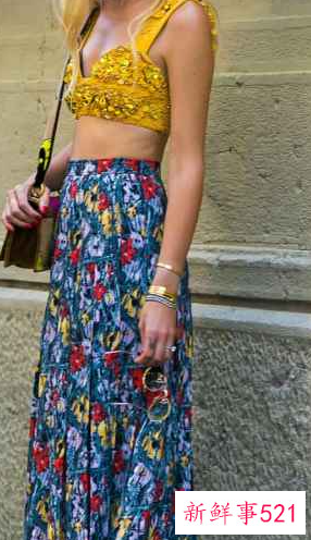 碎花半身裙怎么搭配好