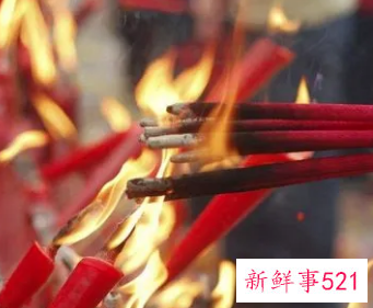 梦见很多人在庙里上香