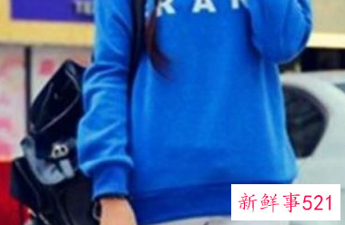 长款宽松卫衣怎么搭配下身好看