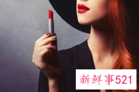 怎样涂口红不容易沾杯掉色