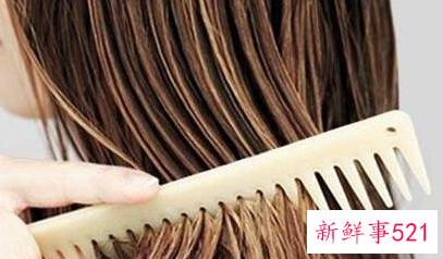 睡前最好梳顺你的头发