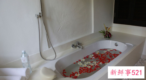 怎么让头发乌黑柔顺有光泽