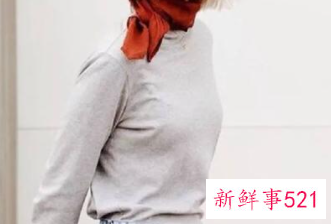 冬季丝巾穿搭黑色有帽毛衣