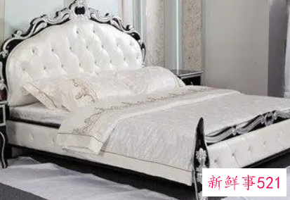 梦见床上有个坑