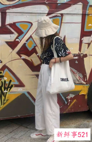 白色渔夫帽子搭配什么衣服好看