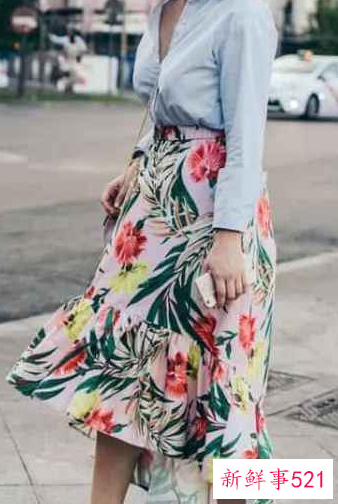 碎花半身裙怎么搭配好