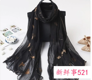 冬季丝巾穿搭黑色有帽毛衣