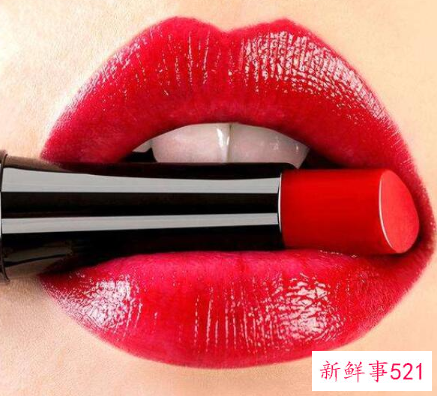 怎样涂口红不容易沾杯掉色