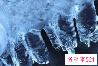 女人梦见在结冰的河面上走