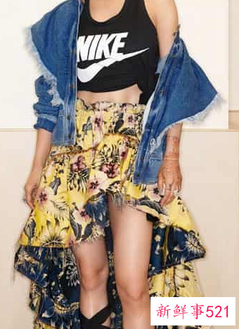 碎花半身裙怎么搭配好