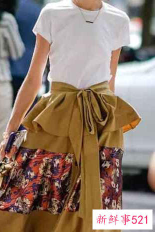 碎花半身裙怎么搭配好