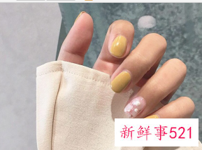 黄色指甲油显手白吗