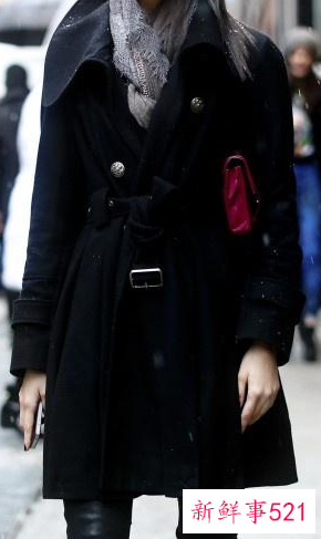 黑毛呢大衣配什么颜色毛衣