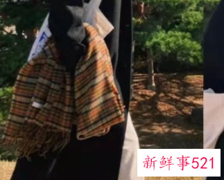 冬季丝巾穿搭黑色有帽毛衣