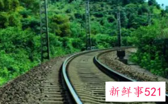 梦见顺着铁轨走