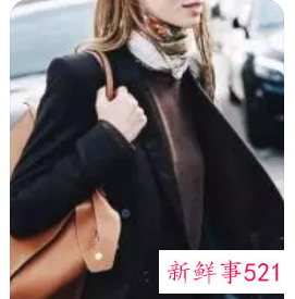 冬季丝巾穿搭黑色有帽毛衣