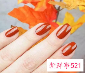 黄色指甲油显手白吗